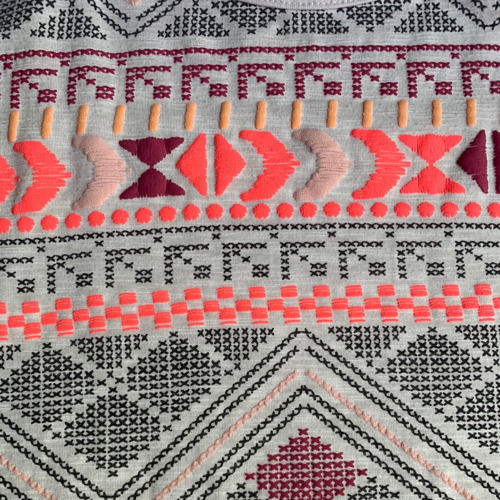 Maurice’s large tribal design tank - Picture 4 of 6